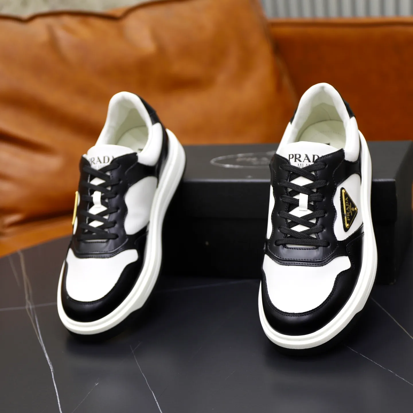 Factory price: 740💰Top original order Brand: PRADA (Prada) Standard code: Men's size 38/44 (45 can be customized) Grade: Same as the official website Material: Original cowhide stitching imported cowhide lining Original combination two-color wear-resistant soft outsole Style category: Leisure and sports version Young fashion European and American trend British style Color: Real picture color